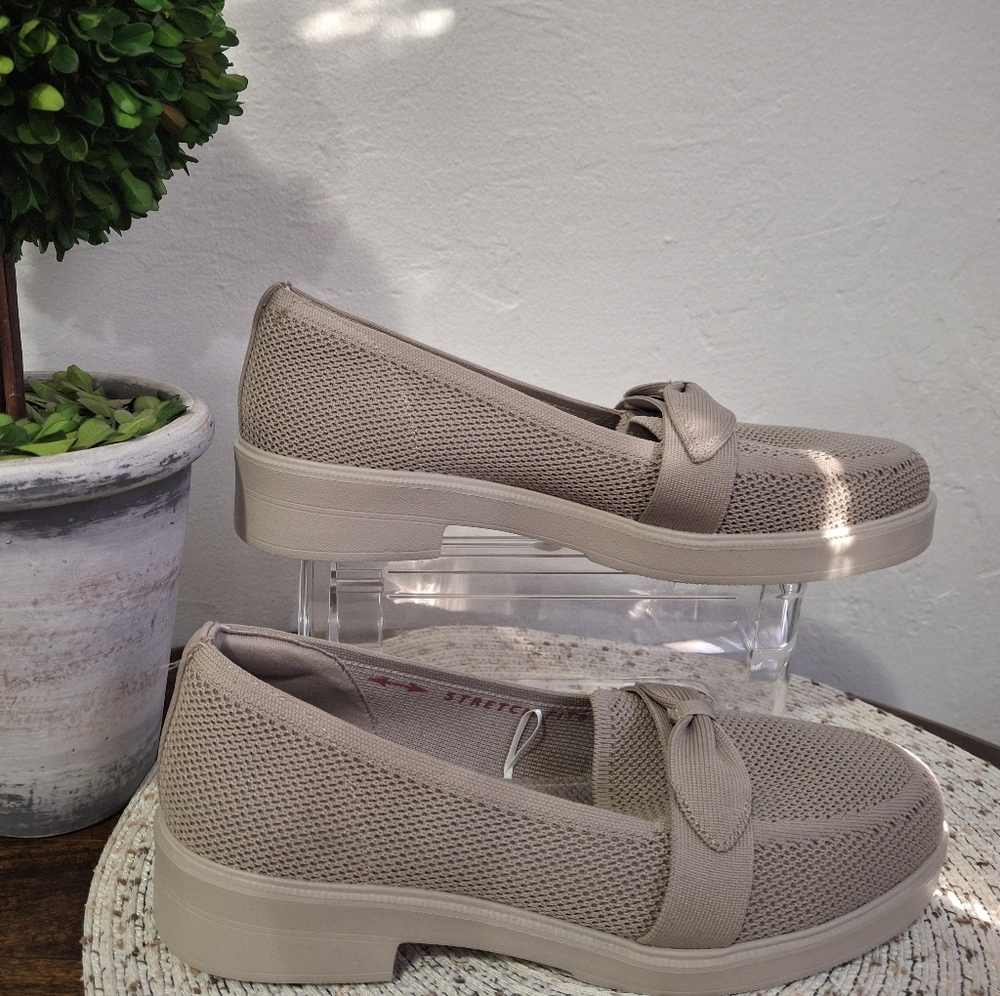 Skechers Taupe Cleo Taylor Loafers for Women Size 9.